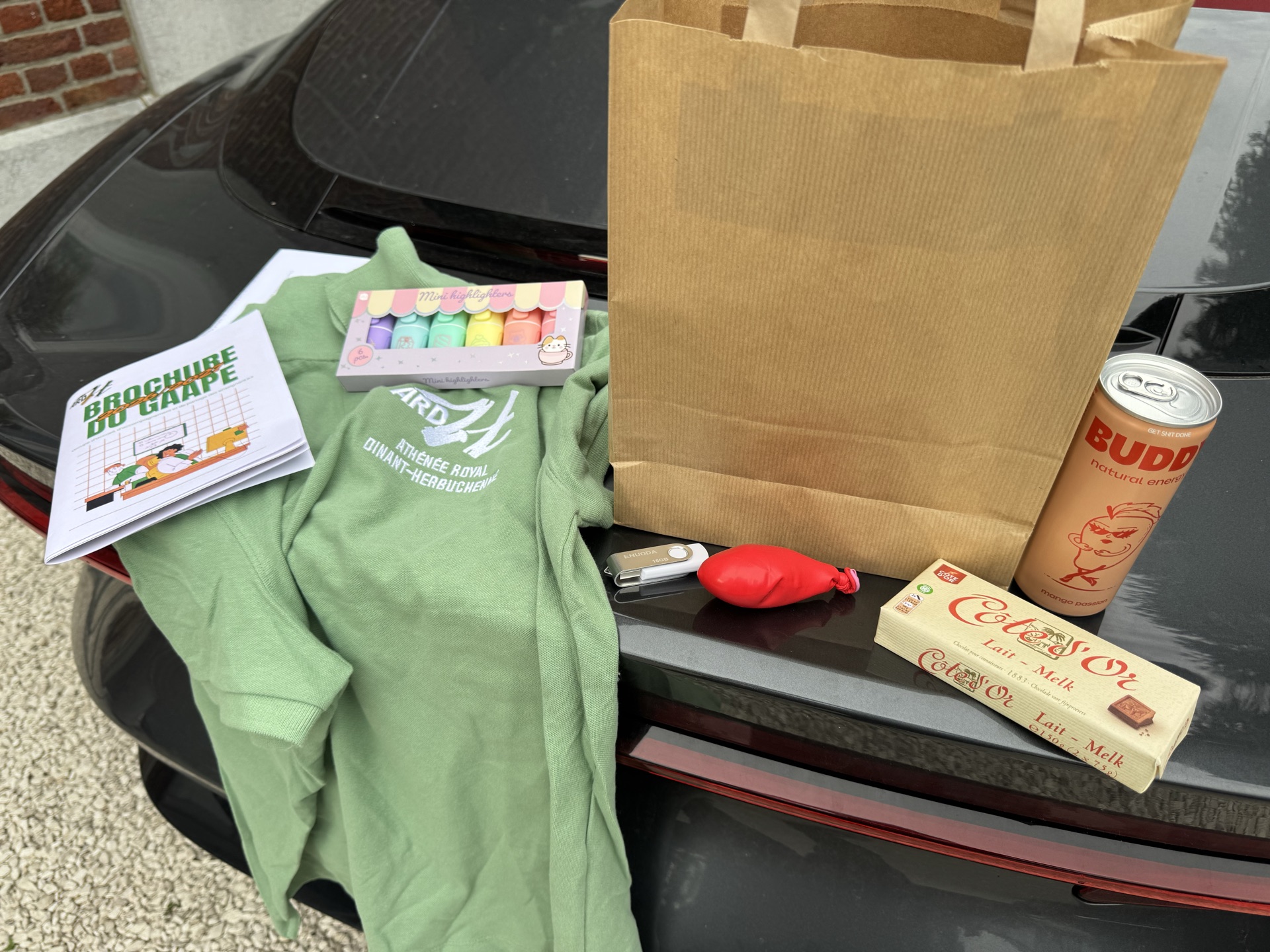 Cadeau de bienvenue du GAAPE : sweat ARDH, brochure, chocolat et petits souvenirs