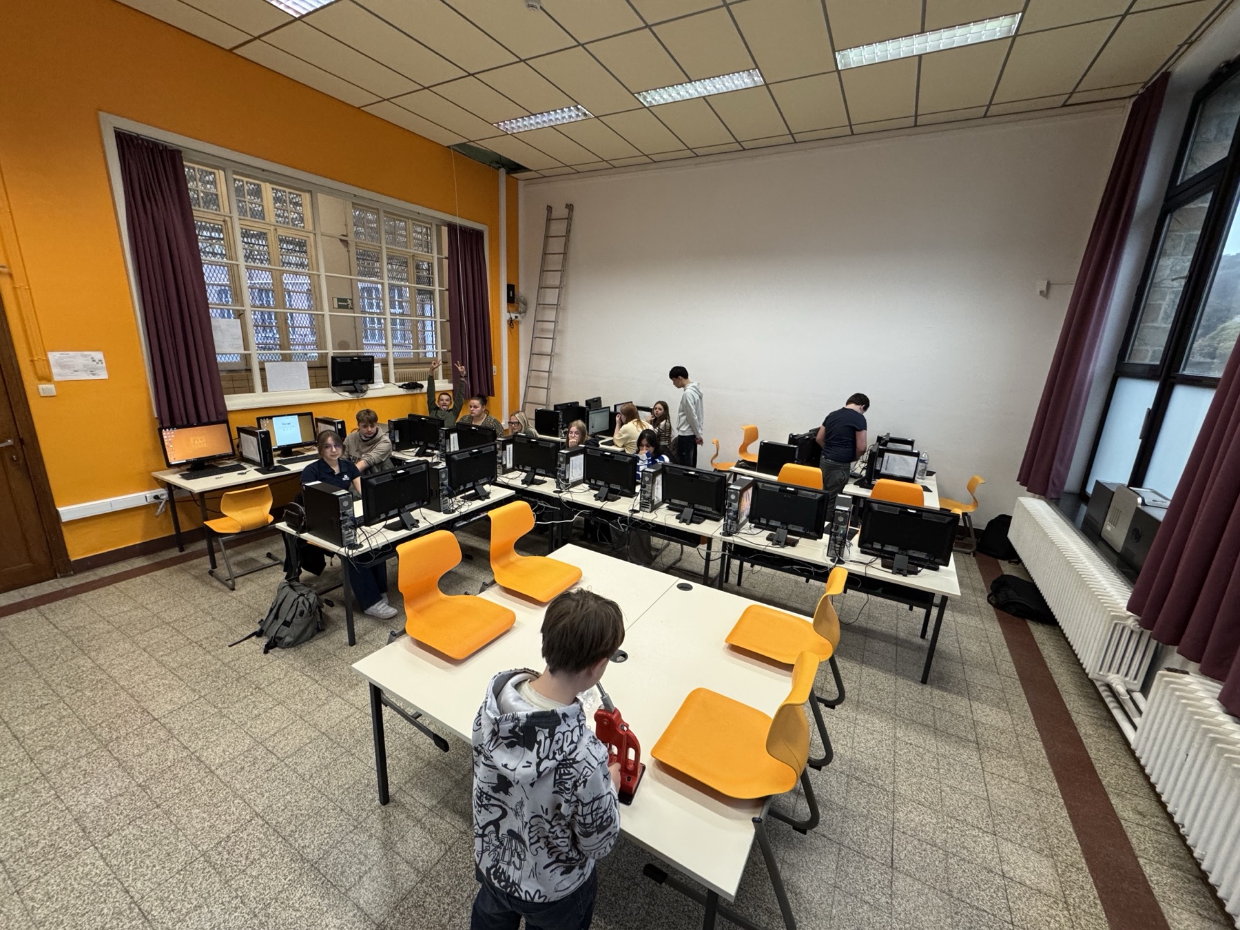 La nouvelle classe en activité, avec des îlots de travail
