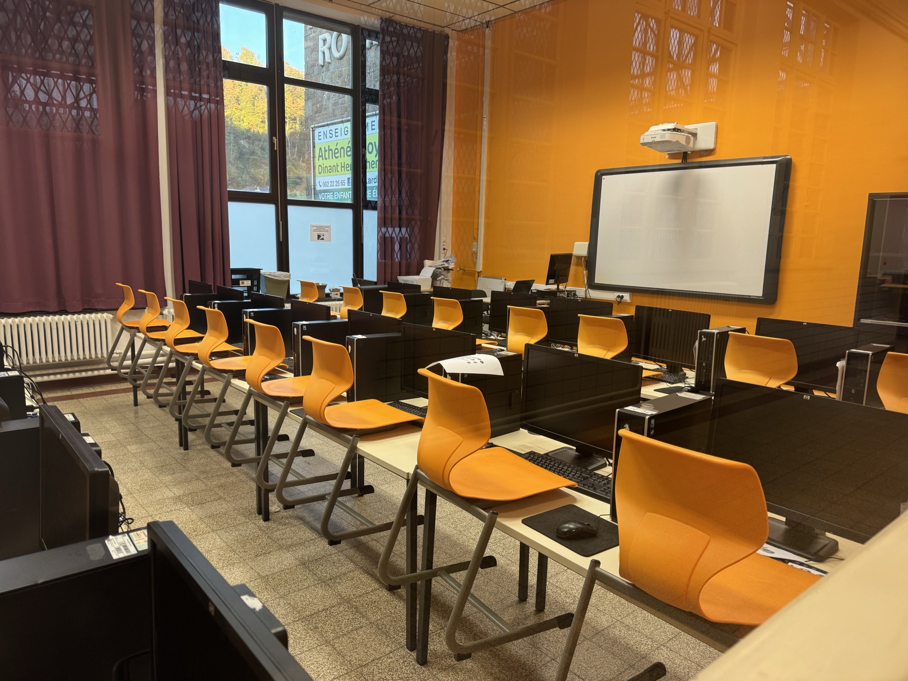 La classe avant le réaménagement, vue vers le tableau